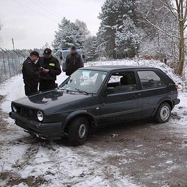 Rozbili samochd i uciekli. By kradziony?
