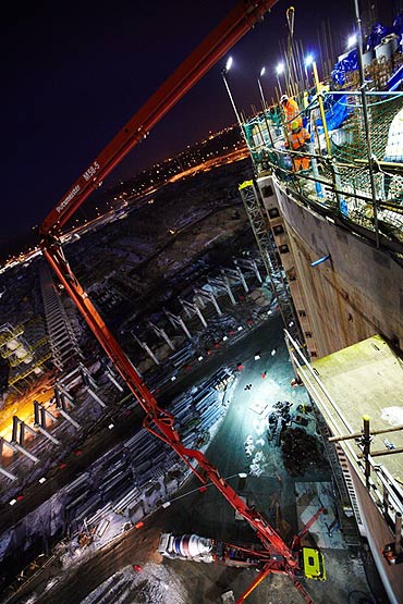 Operacja betonowania dachw obu zbiornikw na skroplony gaz na terenie terminalu LNG w winoujciu
