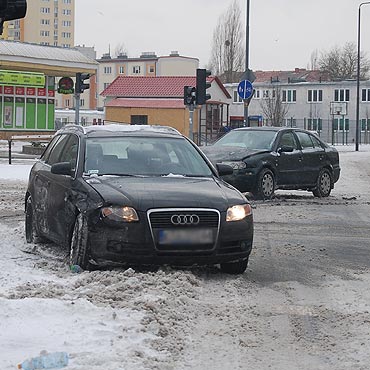 Stuczka na skrzyowaniu. Przejecha na czerwonym