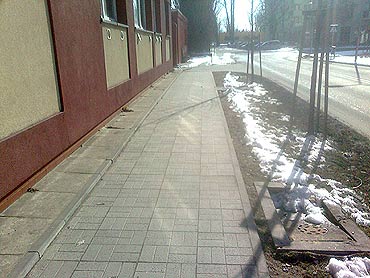 Uszkodzona studzienka straszy spacerowiczw... i dzieci!