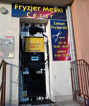 Zdewastowali zakad fryzjerski. Oblali drzwi wejciowe czarn farb