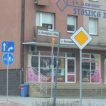 Turysto, nie patrz na drogowskazy! Wprowadz Ci w bd!