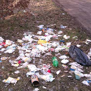 Dzikie wysypisko na prawobrzeu. Worki mieci i porozrzucane pieluchy