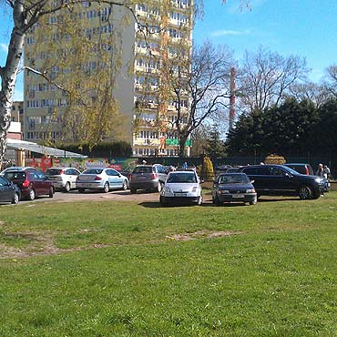 Na osiedlach wci mao parkingw. Parkuj samochodami na trawniku
