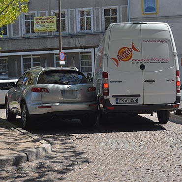 Zobacz jak parkuje radny Gudzowski!