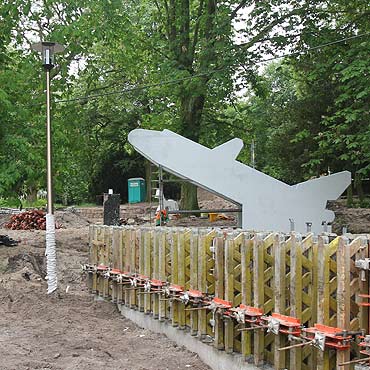 Betonowe rzeźby w Parku Chopina w kolorach? Nie, będą szare