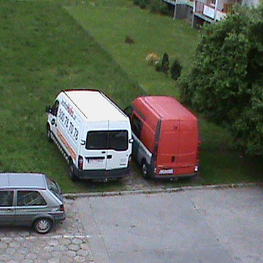 Z placu dla dzieci zrobili parking. Kierowcy wolą trawnik