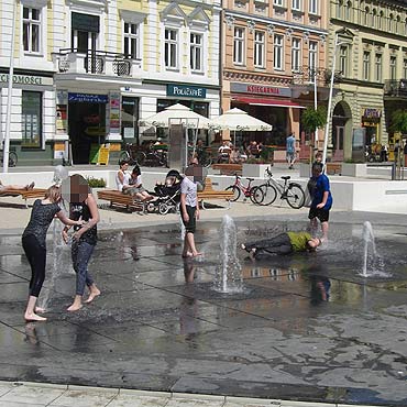 Kpi si w strumykach i fontannie na Placu Wolnoci. Spacerowicze oburzeni