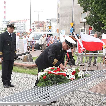 Zoyli kwiaty tym, ktrzy nie powrcili z morza