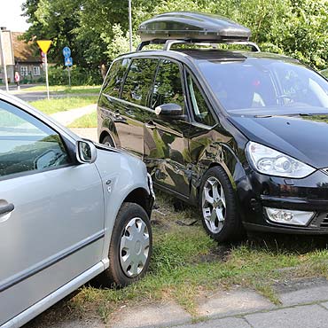 Wyjedaa z osiedlowego parkingu. Uderzya w zaparkowany samochd
