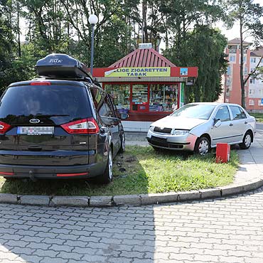 Wyjedaa z osiedlowego parkingu. Uderzya w zaparkowany samochd