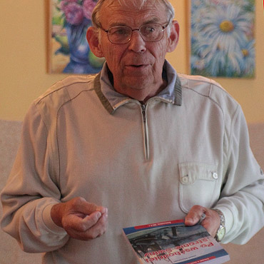 Józef Pluciński spotkał się z mieszkańcami Warszowa i dedykował im swoją najnowszą książkę