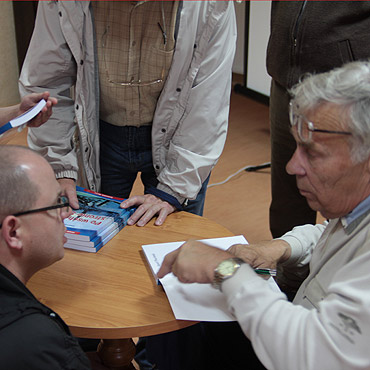 Józef Pluciński spotkał się z mieszkańcami Warszowa i dedykował im swoją najnowszą książkę