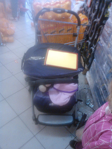 Towar w sklepie runął na dziecięcy wózek