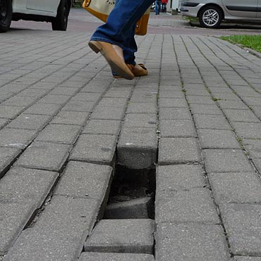 Uwaga! Zapada si chodnik