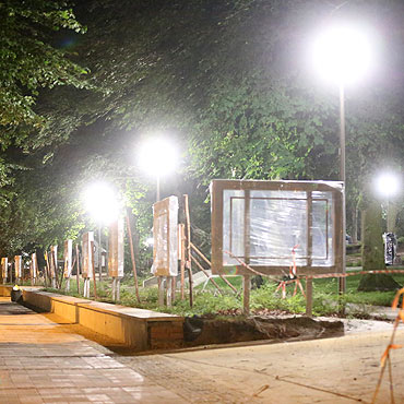 Parkowe lampy wiec… prosto w okna