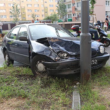 Kierowca bez prawa jazdy wjecha w toyot