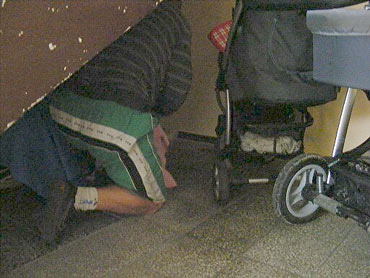 Bezdomni zamieszkali pod schodami. Mieszkańcy proszą o interwencję