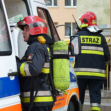 Ulatniajcy si gaz postawi na nogi suby ratunkowe. Kobiet i mae dziecko odwieziono do szpitala