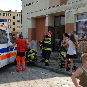 Ulatniajcy si gaz postawi na nogi suby ratunkowe. Kobiet i mae dziecko odwieziono do szpitala