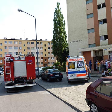 Ulatniajcy si gaz postawi na nogi suby ratunkowe. Kobiet i mae dziecko odwieziono do szpitala