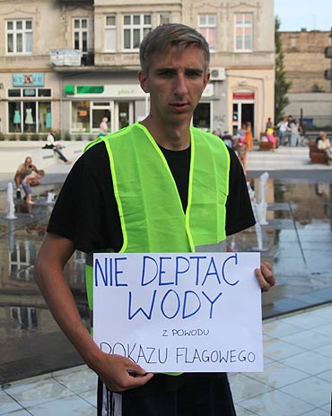 Sztandary Famy w centrum miasta. Zobacz film!