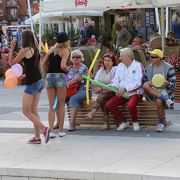Sztandary Famy w centrum miasta. Zobacz film!