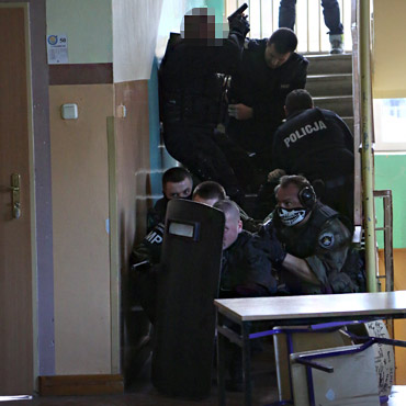 Obława na uzbrojonego szaleńca w świnoujskiej szkole. Zobacz film!