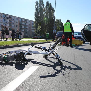 Volkswagen uderzy w rowerzystk. Zobacz film!