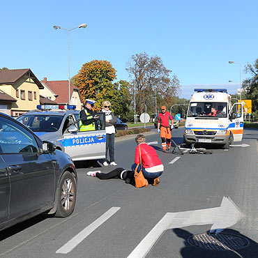 Volkswagen uderzył w rowerzystkę. Zobacz film!