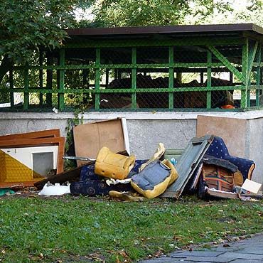 Zużyte meble szpecą miasto!