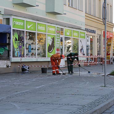 Kto „pomalował” chodnik?!