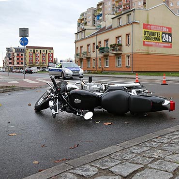 Potrcono motocyklist na rondzie. Kierujca mercedesem ucieka z miejsca zdarzenia