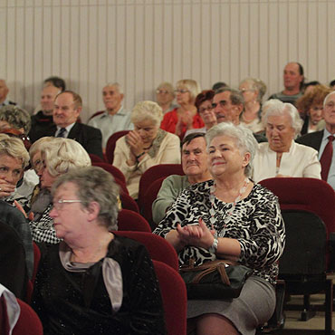 Seniorzy witowali w Miejskim Domu Kultury. Zagra dla nich Andrzej Rybiski