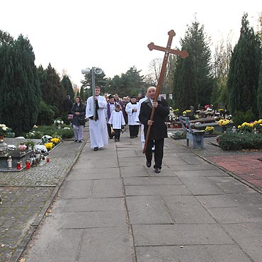 Dzisiaj Dzie Wszystkich witych. Uroczysta msza w. i procesja na cmentarzu.