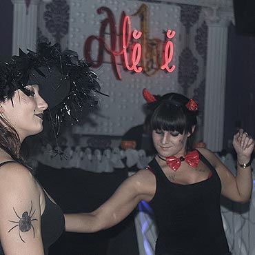 Halloweenowa zabawa. Nie zabrak³o kreatywnych strojów i makija¿y.