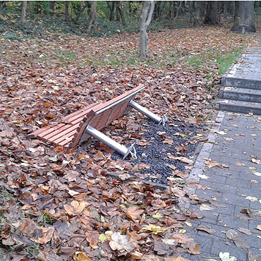 W parku Chopina już grasują wandale