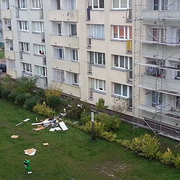 Wyrzuci meble przez okno