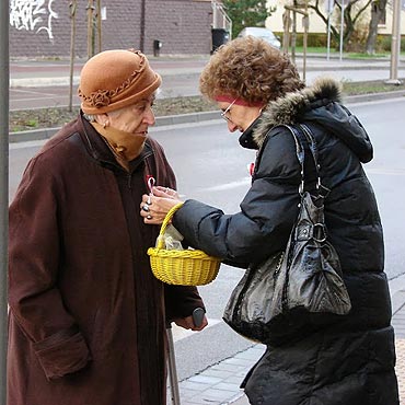 Świętowanie z biało – czerwonym kotylionem