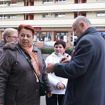 Świętowanie z biało – czerwonym kotylionem