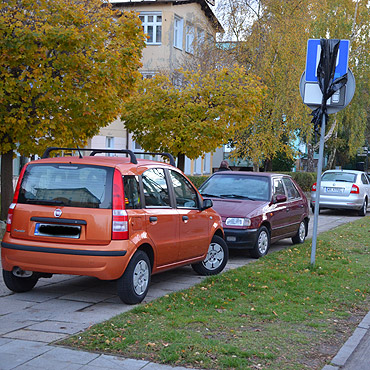 Kierowcy parkuj gdzie chc! Na chodnikach i trawnikach.