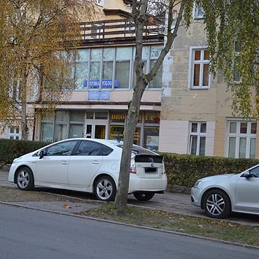Kierowcy parkują gdzie chcą! Na chodnikach i trawnikach.