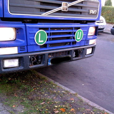 Kierowcy parkują gdzie chcą! Na chodnikach i trawnikach.