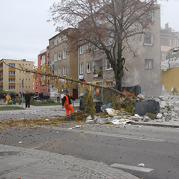 Podczas wyburzania „Komfortu” fragment ciany run na ulic