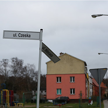 Wygita tablica informacyjna z nazw ulicy na Warszowie. Miasto bdzie naprawia.