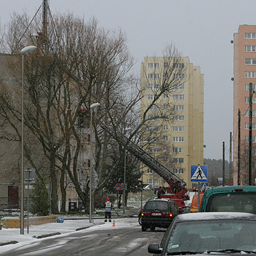 Straacy usuwali pochylone drzewo przy ulicy Gdyskiej 