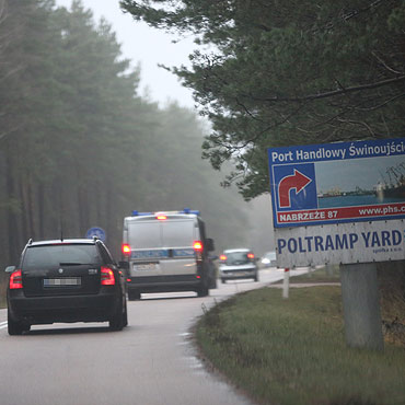 Policja podejrzewaa, e na promie znajduj si kradziony samochd. Karsibr nie mog odpyn