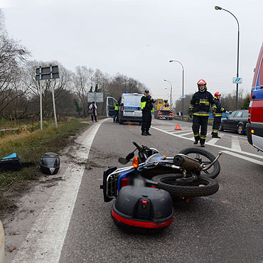 Pijany motorowerzysta uderzy w sup tablicy informacyjnej na Warszowie