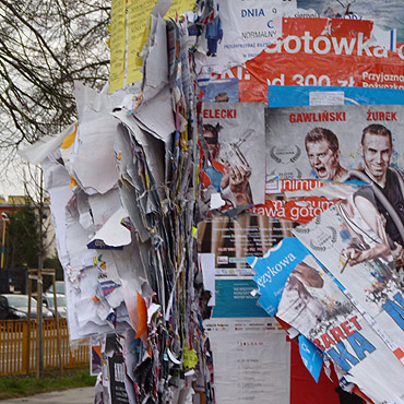 Słup ogłoszeniowy czy skup makulatury?