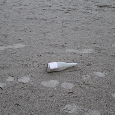 Czytelnik o brudnej plaży: Przecież był czas na sprzątnie